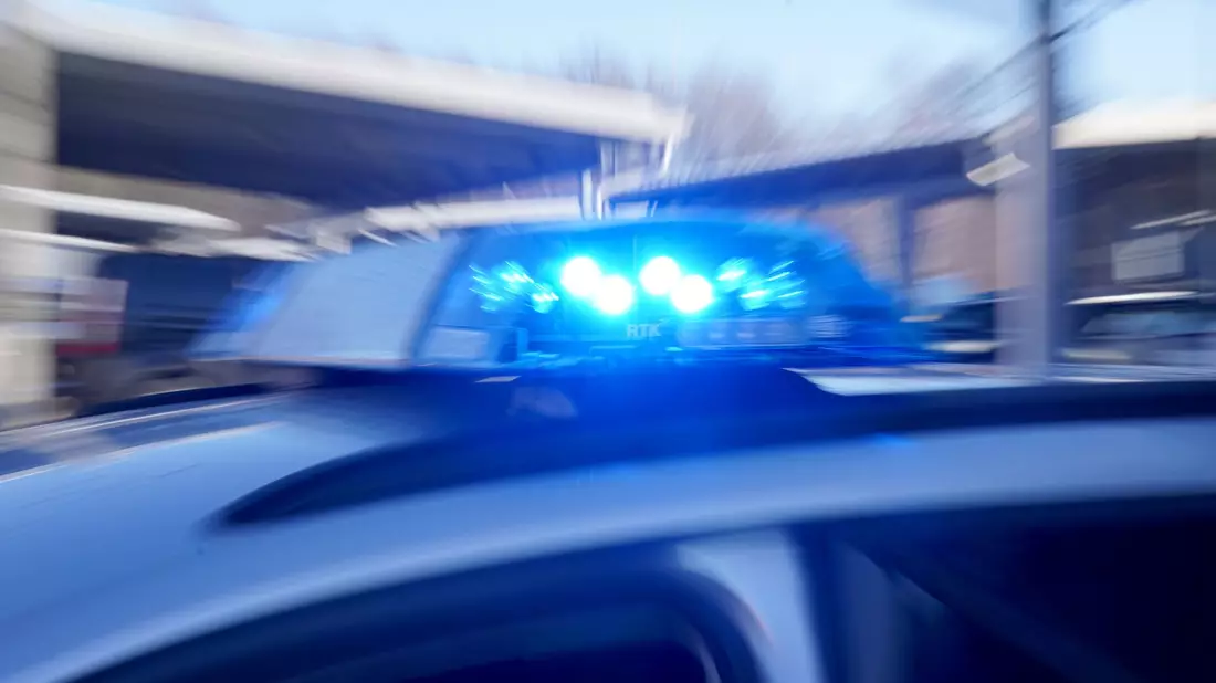 An einer Schule in Leverkusen gibt es einen Polizeieinsatz (Archivbild). - Bild: Marcus Brandt/dpa