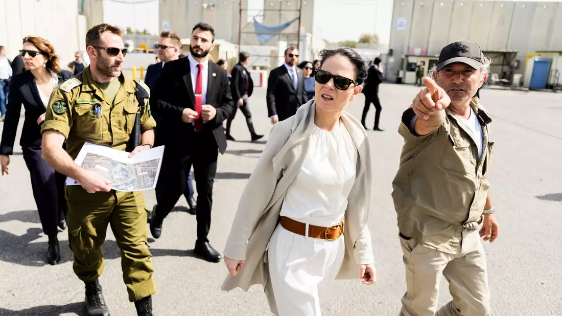Bei ihrem Besuch in Israel schaut sich Annalena Baerbock die Abfertigung von Hilfsgütern am Grenzübergang Kerem Schalom im Süden des Landes an. - Bild: Christoph Soeder/dpa-Pool/dpa