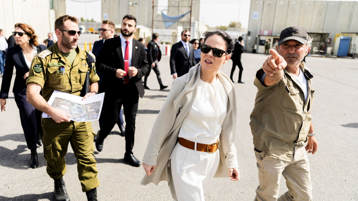 Bei ihrem Besuch in Israel schaut sich Annalena Baerbock die Abfertigung von Hilfsgütern am Grenzübergang Kerem Schalom im Süden des Landes an. - Foto: Christoph Soeder/dpa-Pool/dpa