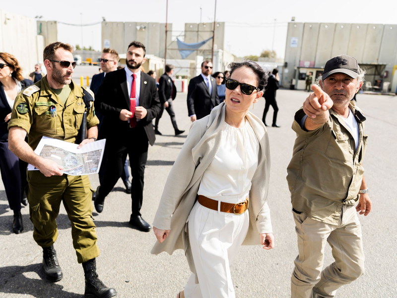Bei ihrem Besuch in Israel schaut sich Annalena Baerbock die Abfertigung von Hilfsgütern am Grenzübergang Kerem Schalom im Süden des Landes an. - Foto: Christoph Soeder/dpa-Pool/dpa