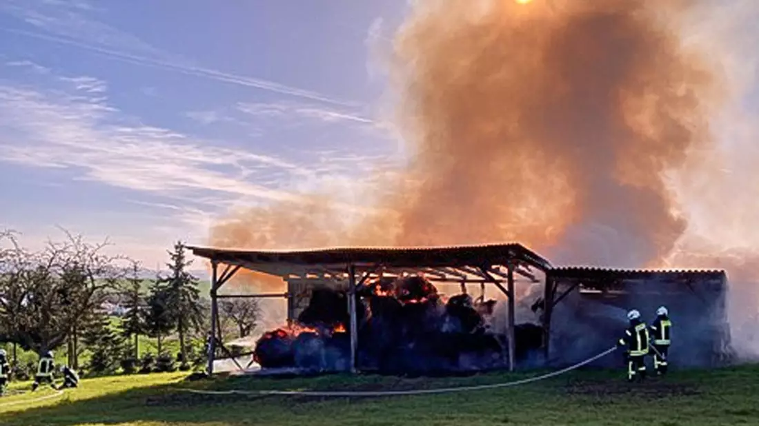 POL-GI: Heuballen brennen bei Birklar / Polizei bittet um Mihilfe - Bild: presseportal.de