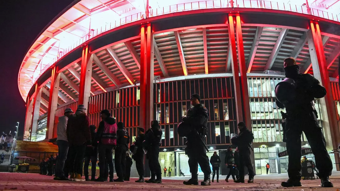 Während der Fußball-Europameisterschaft werden viele Polizeibeamte zur Sicherung der Stadien eingesetzt (Archivbild). - Bild: Arne Dedert/dpa