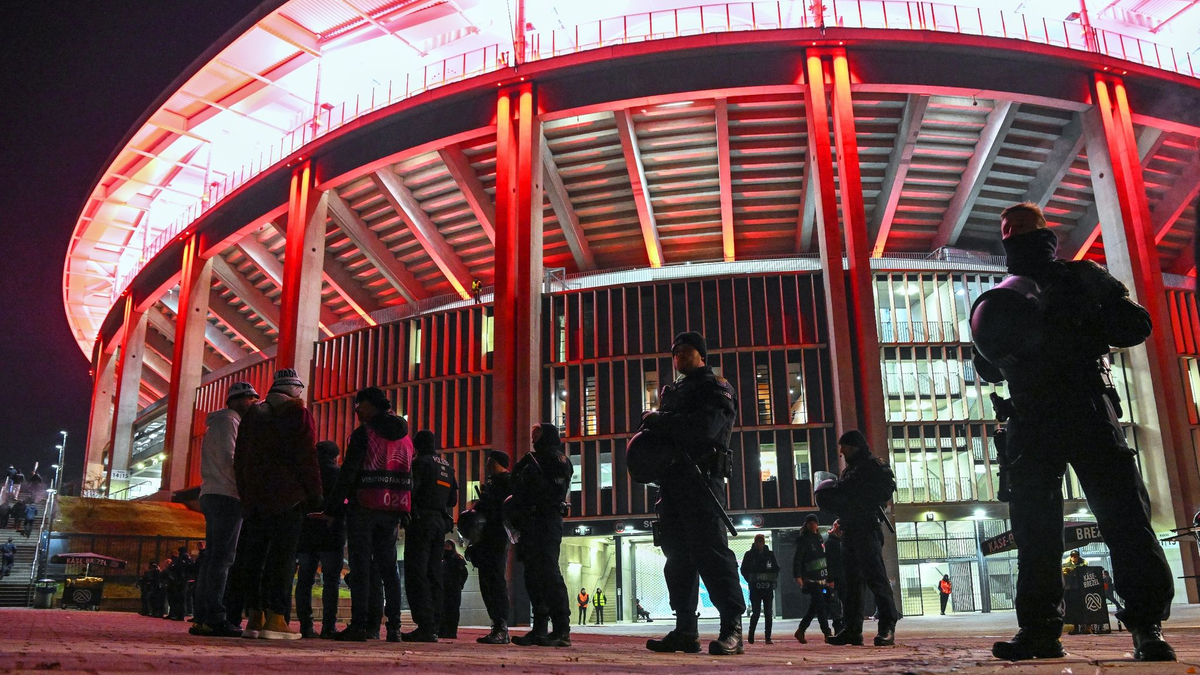 Während der Fußball-Europameisterschaft werden viele Polizeibeamte zur Sicherung der Stadien eingesetzt (Archivbild). - Foto: Arne Dedert/dpa