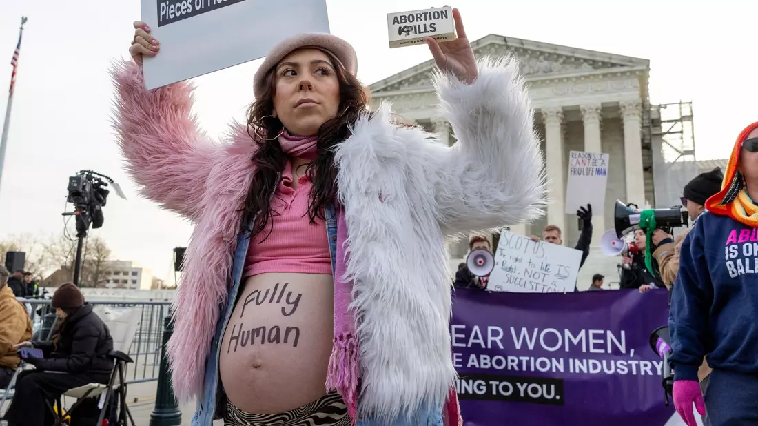 Hunderte Menschen demonstrieren vor dem Supreme Court in Washington. Dort beginnt heute eine Anhörung zur weiteren Zulassung einer Abtreibungspille. - Bild: Amanda Andrade-Rhoades/AP/dpa