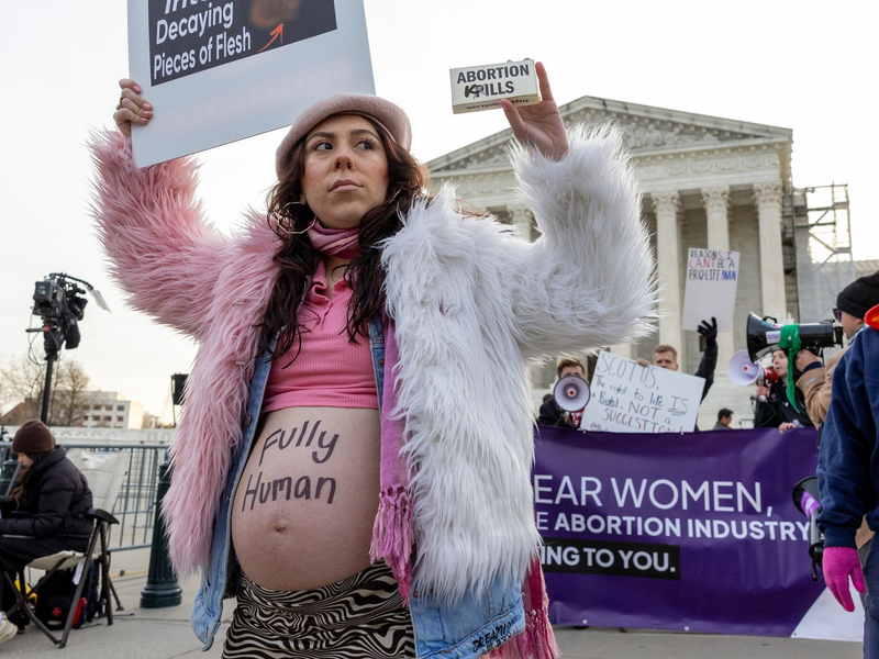 Hunderte Menschen demonstrieren vor dem Supreme Court in Washington. Dort beginnt heute eine Anhörung zur weiteren Zulassung einer Abtreibungspille. - Foto: Amanda Andrade-Rhoades/AP/dpa