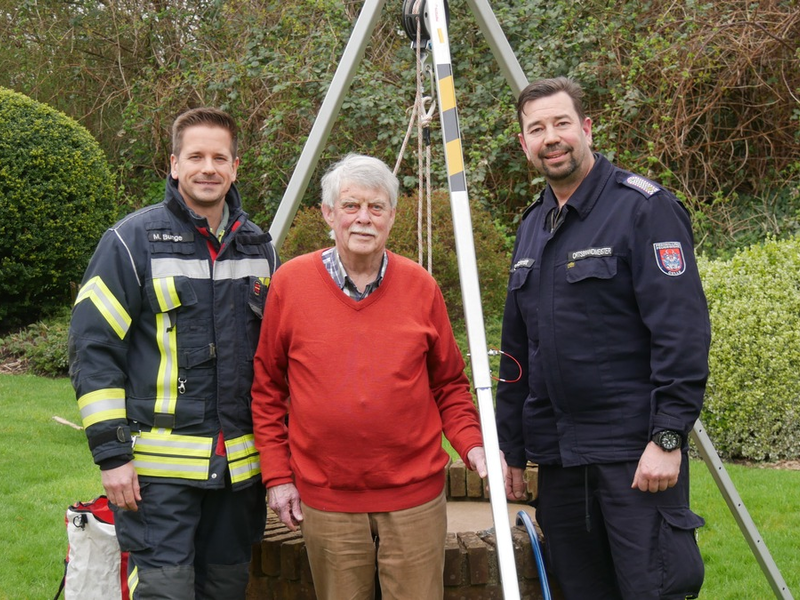 FW Celle: Danke nach Rettung aus Brunnen - Feuerwehr rät zur Vorsicht! - Foto: presseportal.de