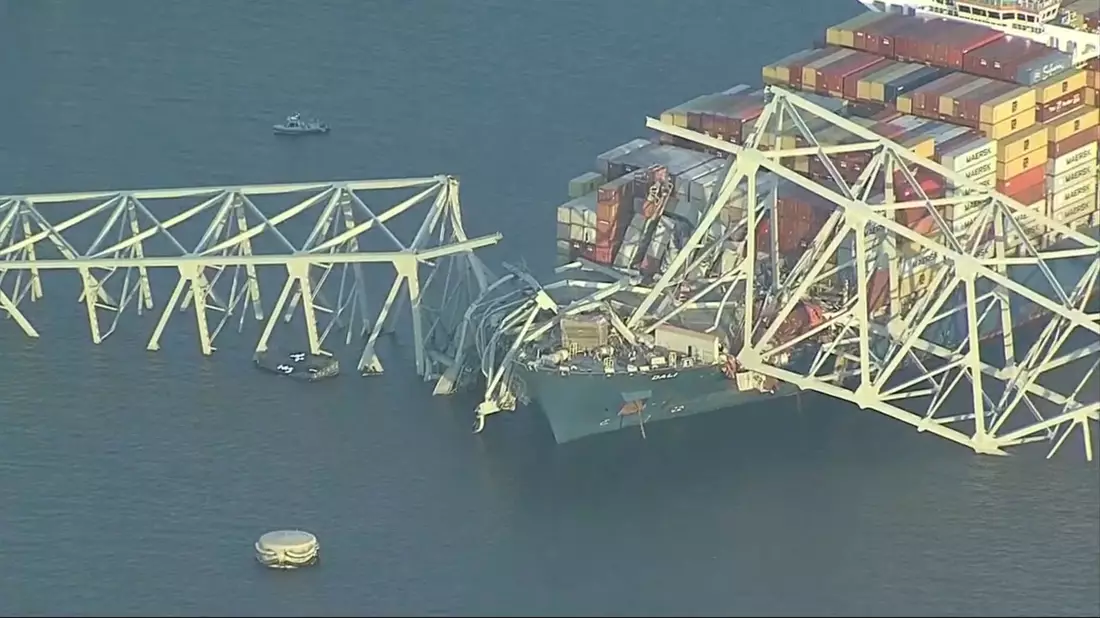 Die Francis Scott Key Bridge ist nach der Kollission mit Containerschiff «Dali» eingestürzt. Die Brücke ist mehr als 2,5 Kilometer lang. - Bild: Uncredited/WJLA/AP/dpa