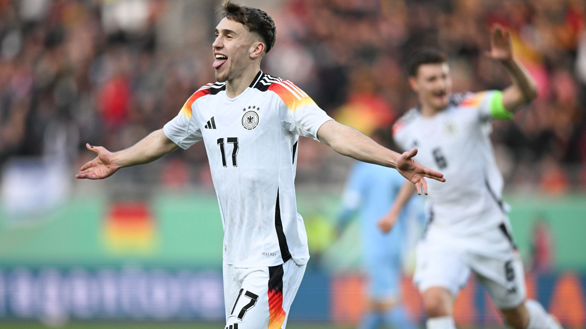 U21-Nationalspieler Brajan Gruda (l) bejubelt seinen Treffer zum 1:0. - Foto: Hendrik Schmidt/dpa