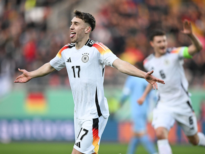 U21-Nationalspieler Brajan Gruda (l) bejubelt seinen Treffer zum 1:0. - Foto: Hendrik Schmidt/dpa