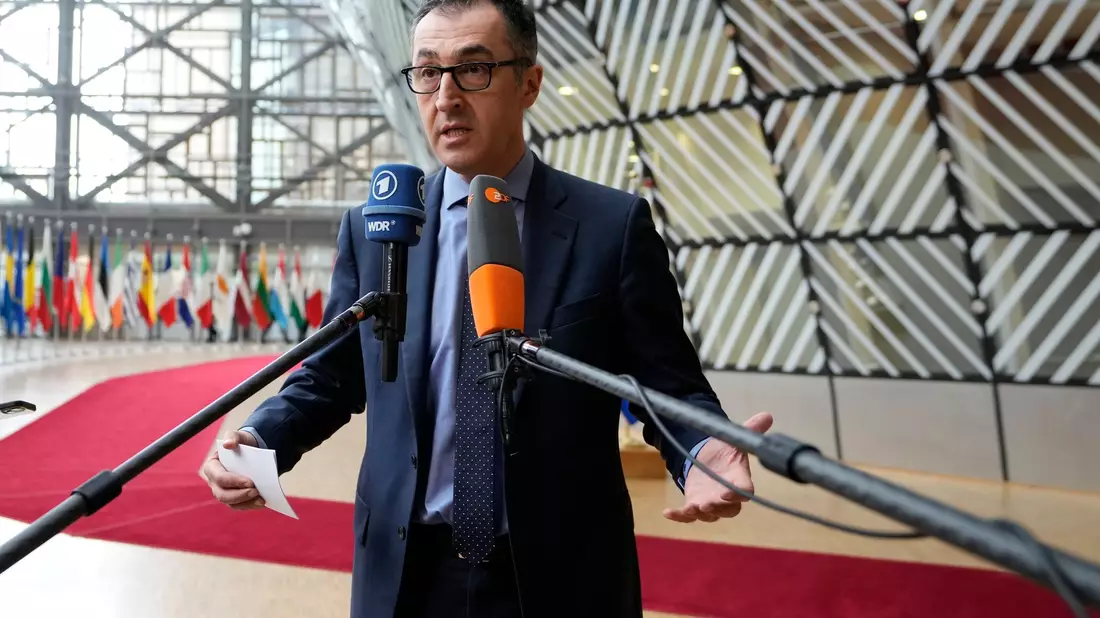 Bürokratieabbau solle nicht bedeuten, dass der Umweltschutz leide, findet Bundesagrarminister Cem Özdemir. - Bild: Virginia Mayo/AP/dpa