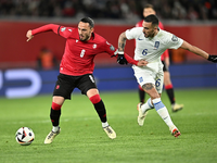Der Georgier Giorgi Kotschoraschwili (l) behauptet den Ball gegen Dimitris Kourbelis. - Foto: Tamuna Kulumbegashvili/AP/dpa