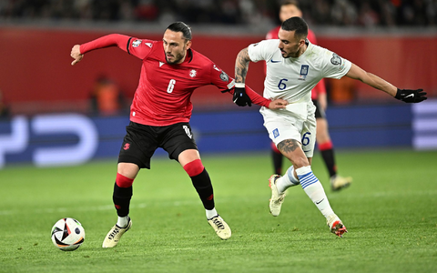 Der Georgier Giorgi Kotschoraschwili (l) behauptet den Ball gegen Dimitris Kourbelis. - Foto: Tamuna Kulumbegashvili/AP/dpa