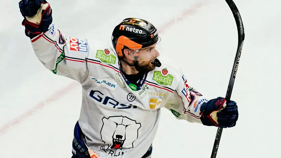 Erzielte zwei Tore für die Eisbären: Zach Boychuk. - Bild: Uwe Anspach/dpa