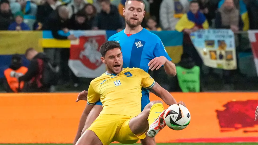 Der Ukrainer Roman Jaremtschuk ist vor Sverrir Ingason am Ball. - Bild: Czarek Sokolowski/AP/dpa