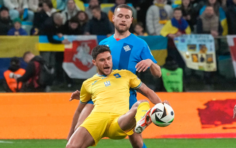 Der Ukrainer Roman Jaremtschuk ist vor Sverrir Ingason am Ball. - Foto: Czarek Sokolowski/AP/dpa