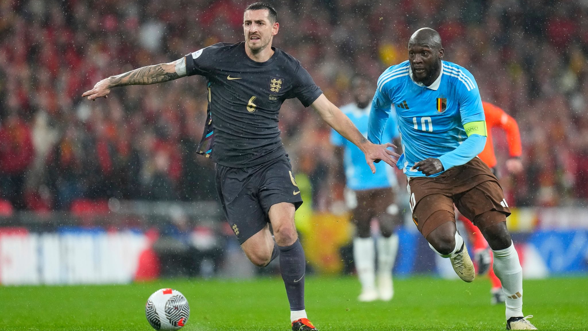 Lewis Dunk (l) aus England im Laufduelle mit dem Belgier Romelu Lukaku. - Foto: Kirsty Wigglesworth/AP/dpa