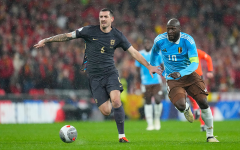 Lewis Dunk (l) aus England im Laufduelle mit dem Belgier Romelu Lukaku. - Foto: Kirsty Wigglesworth/AP/dpa Lewis Dunk (l) aus England im Laufduelle mit dem Belgier Romelu Lukaku. - Foto: Kirsty Wigglesworth/AP/dpa