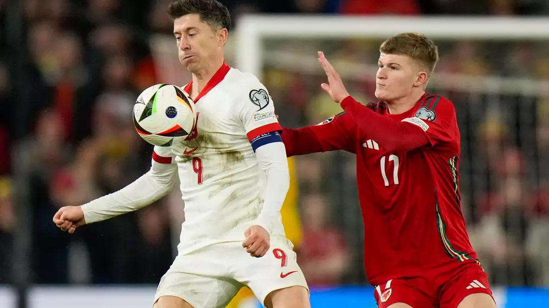 Polen um Superstar Robert Lewandowski (l) setzte sich im Elfmeterschießen gegen Wales durch. - Bild: Alastair Grant/AP/dpa