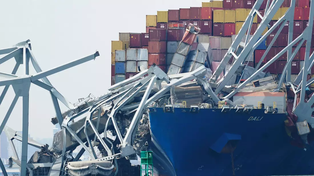 Das Containerschiff «Dali» hatte die vierspurige Autobrücke gerammt und so zum Einsturz gebracht. - Bild: Steve Helber/AP/dpa