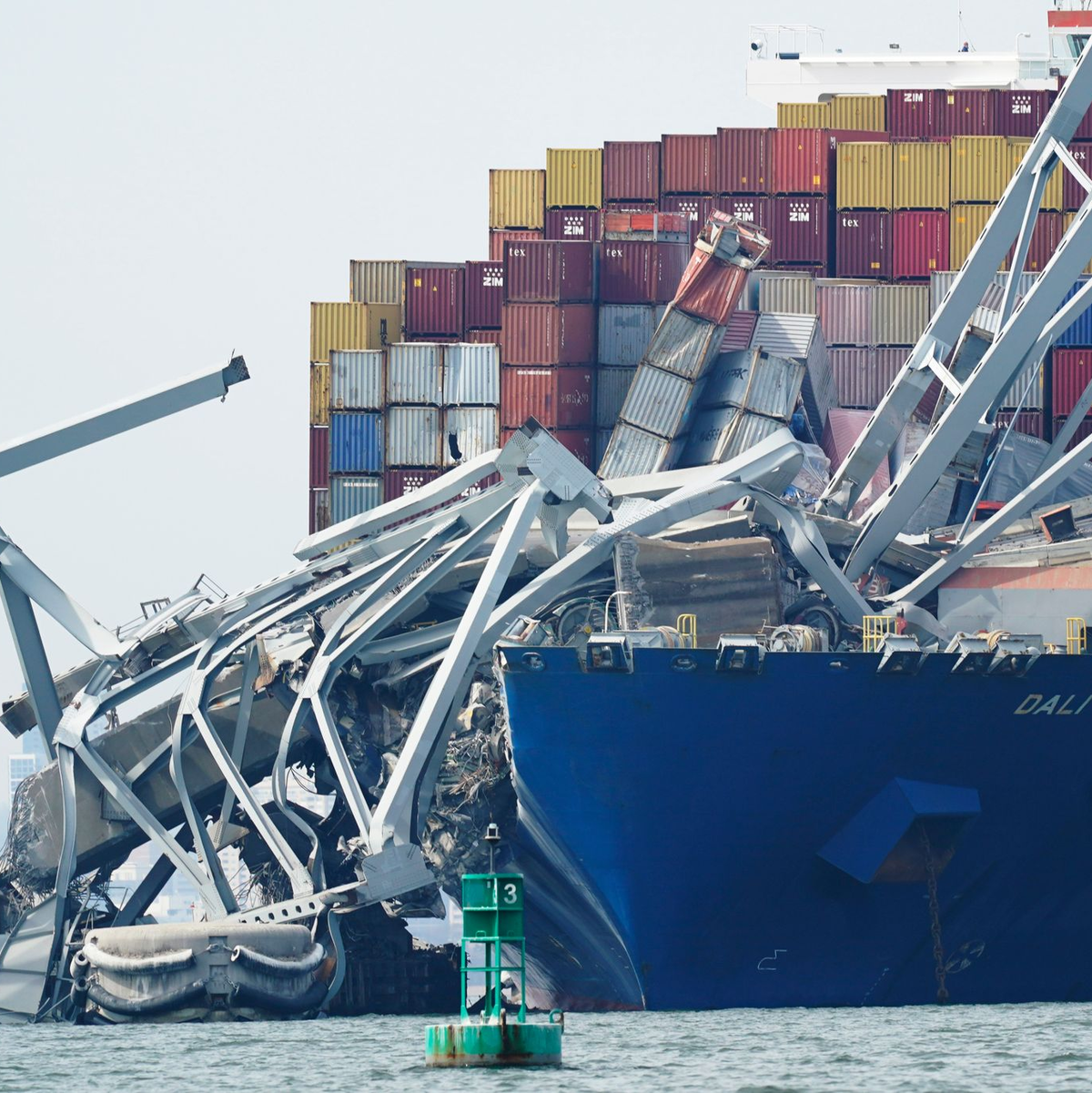 Das Containerschiff «Dali» hatte die vierspurige Autobrücke gerammt und so zum Einsturz gebracht. - Foto: Steve Helber/AP/dpa