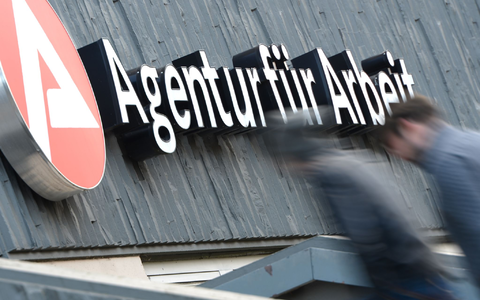Der deutsche Arbeitsmarkt befindet sich in einem Strukturwandel. - Foto: Arne Dedert/dpa