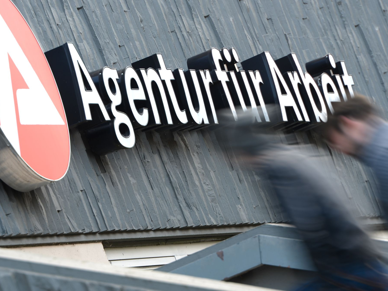 Der deutsche Arbeitsmarkt befindet sich in einem Strukturwandel. - Foto: Arne Dedert/dpa