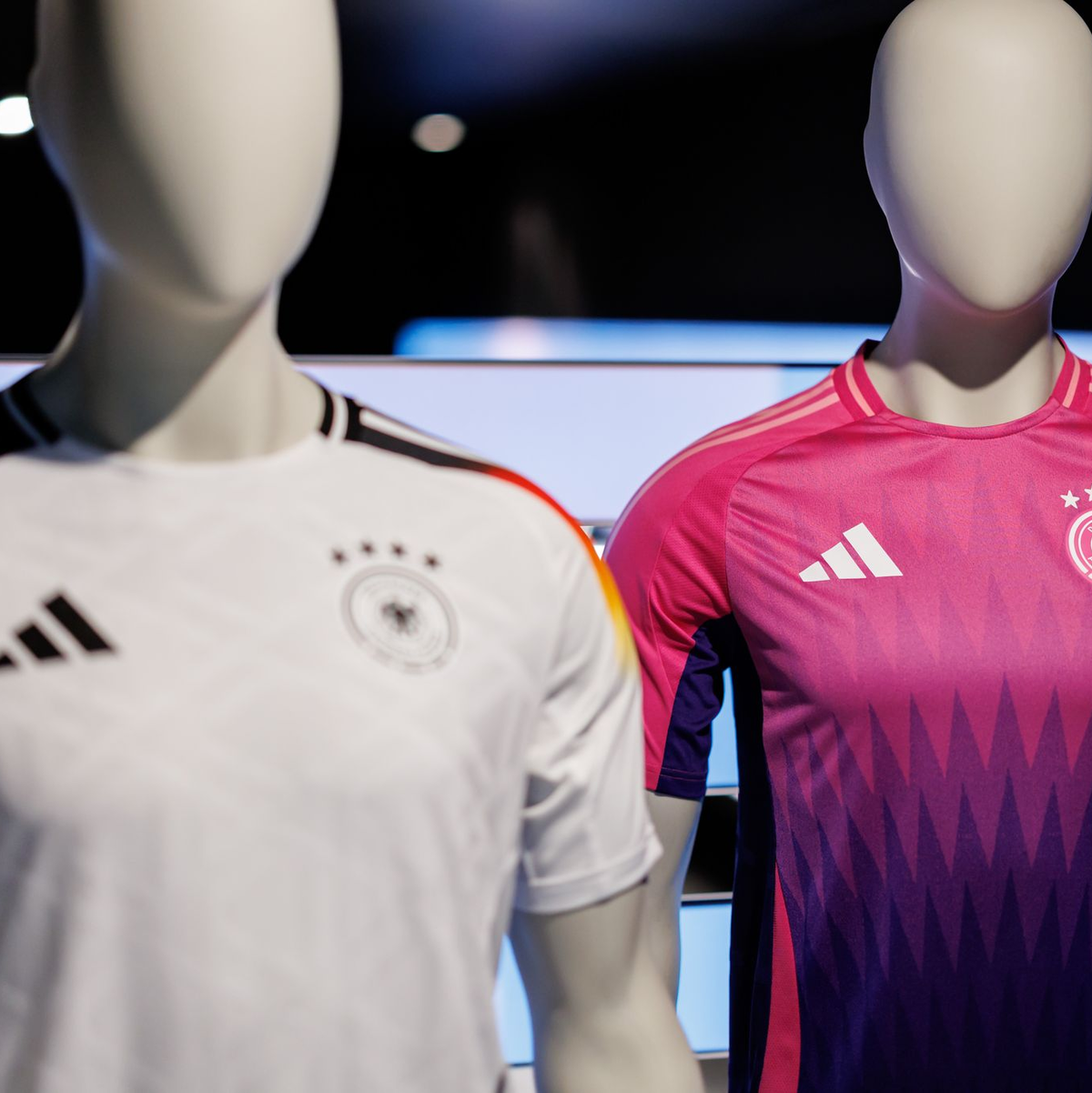 Wurde kontrovers diskutiert: die Farbwahl des neuen Pink und lilafarbenen Auswärtstrikots der deutschen Fußballnationalmannschaft (r). - Foto: Daniel Karmann/dpa