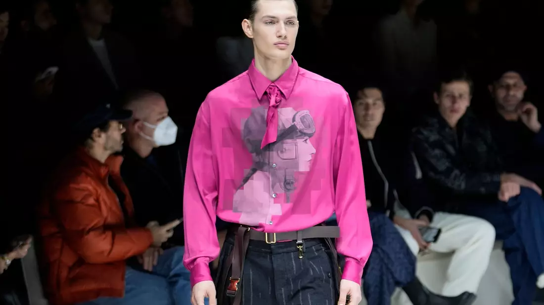 Man(n) trägt Pink: Ein Männermodel zeigt ein pinkfarbenes Hemd der Emporio Armani Männerkollektion auf der Männermodewoche in Mailand. - Bild: Luca Bruno/AP/dpa