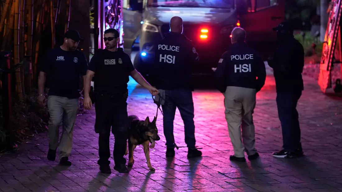 Ermittler durchsuchten zwei Häuser des Rappers in Kalifornien und Florida. - Bild: Rebecca Blackwell/AP