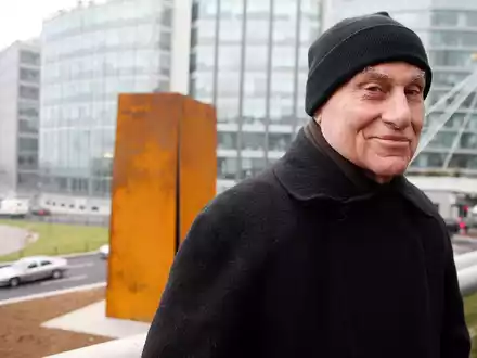 Seinen Entwurf für das Holocaust-Mahnmal in Berlin zog Richard Serra im Streit wieder zurück. - Foto: Jacques Brinon/AP