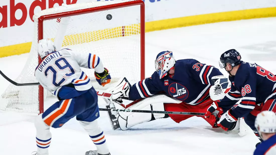 Leon Draisaitl (l) kommt in dieser Saison nun auf 38 Tore. - Bild: JOHN WOODS/The Canadian Press/AP/dpa