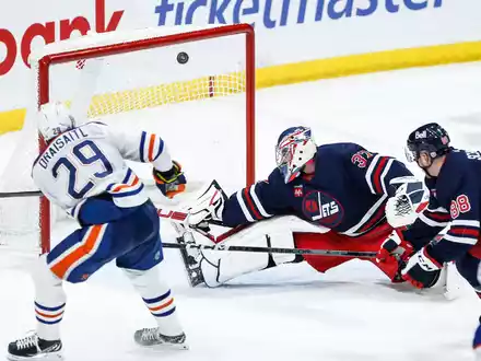 Leon Draisaitl (l) kommt in dieser Saison nun auf 38 Tore. - Foto: JOHN WOODS/The Canadian Press/AP/dpa