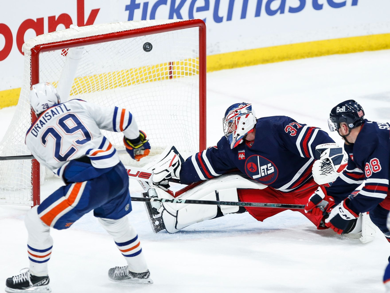 Leon Draisaitl (l) kommt in dieser Saison nun auf 38 Tore. - Foto: JOHN WOODS/The Canadian Press/AP/dpa