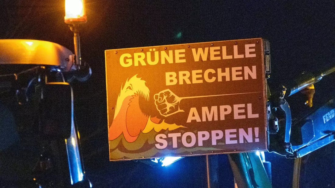Plakat mit der Aufschrift «Grüne Welle brechen - Ampel stoppen» während eines Bauernprotestes. - Bild: Stefan Sauer/dpa