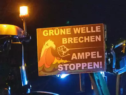 Plakat mit der Aufschrift «Grüne Welle brechen - Ampel stoppen» während eines Bauernprotestes. - Foto: Stefan Sauer/dpa
