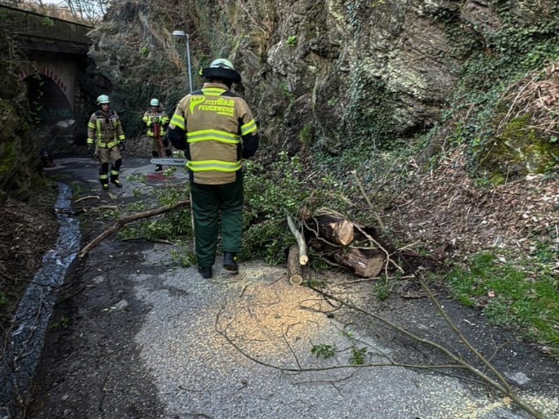 FW-EN: Zweimal am gleichen Einsatzort: Müllcontainerbrand und Brandmeldealarm - Foto: presseportal.de