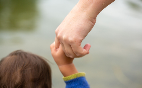 In lesbischen Beziehungen muss die Partnerin der Frau, die das Kind zur Welt bringt, ein Adoptionsverfahren betreiben, um rechtlicher Elternteil zu werden. (Symbolbild) - Foto: Fernando Gutierrez-Juarez/dpa In lesbischen Beziehungen muss die Partnerin der Frau, die das Kind zur Welt bringt, ein Adoptionsverfahren betreiben, um rechtlicher Elternteil zu werden. (Symbolbild) - Foto: Fernando Gutierrez-Juarez/dpa