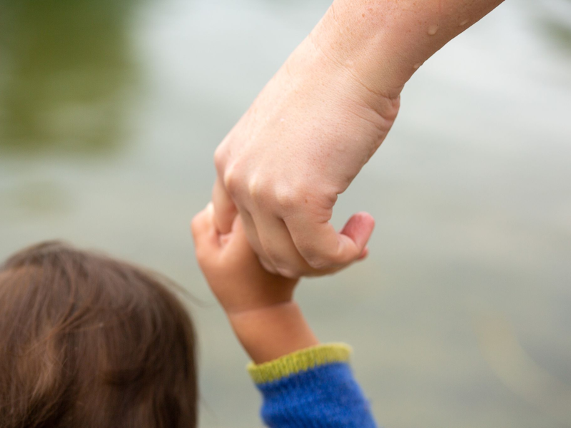 In lesbischen Beziehungen muss die Partnerin der Frau, die das Kind zur Welt bringt, ein Adoptionsverfahren betreiben, um rechtlicher Elternteil zu werden. (Symbolbild) - Foto: Fernando Gutierrez-Juarez/dpa