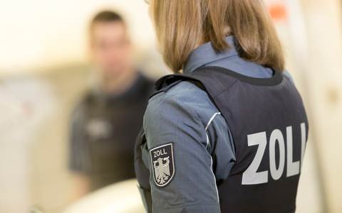 HZA-N: Bunte Waren schwarz verpackt - Foto: Zoll, presseportal.de