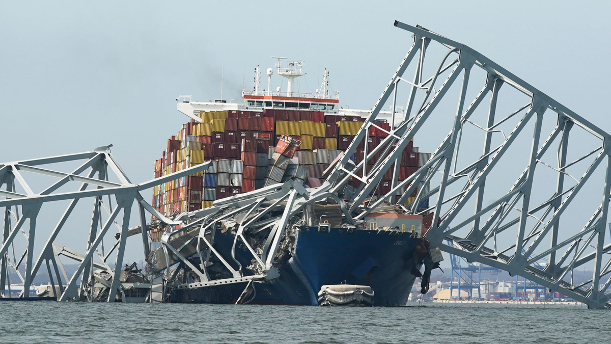 Zum Zeitpunkt des Unglücks befanden sich acht Bauarbeiter auf der Brücke. - Foto: Steve Helber/AP/dpa