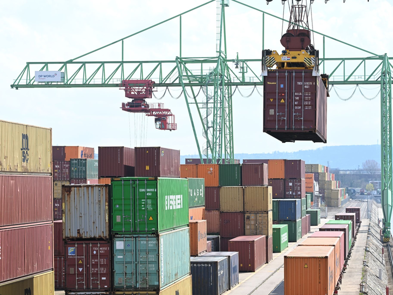 Auch der Export schwächelt: Wachstumserwartungen heruntergeschraubt. (Archivbild) - Foto: Bernd Weißbrod/dpa