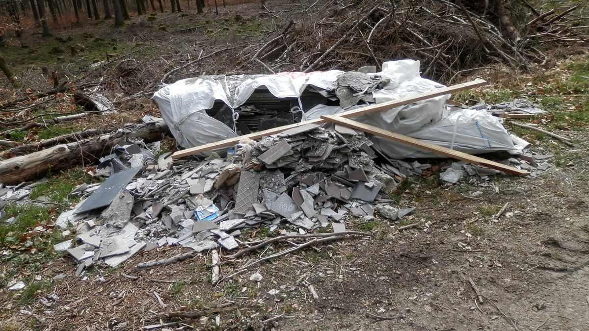 POL-PPTR: Illegale Müllablagerung in Allenbach - Foto: presseportal.de