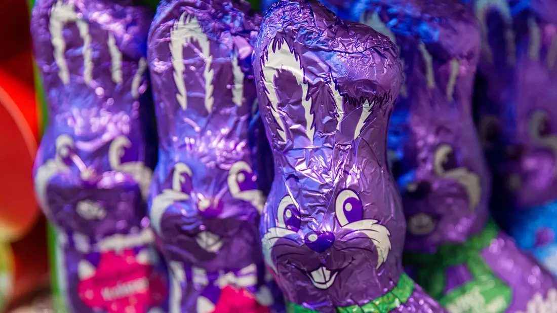 Schokoladen-Osterhasen von Milka stehen derzeit in vielen Supermarktregalen - das gefällt nicht allen. - Bild: Jens Büttner/dpa-Zentralbild/dpa