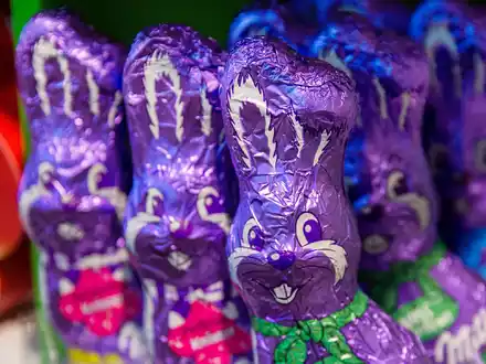 Schokoladen-Osterhasen von Milka stehen derzeit in vielen Supermarktregalen - das gefällt nicht allen. - Foto: Jens Büttner/dpa-Zentralbild/dpa