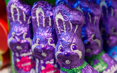 Schokoladen-Osterhasen von Milka stehen derzeit in vielen Supermarktregalen - das gefällt nicht allen. - Foto: Jens Büttner/dpa-Zentralbild/dpa