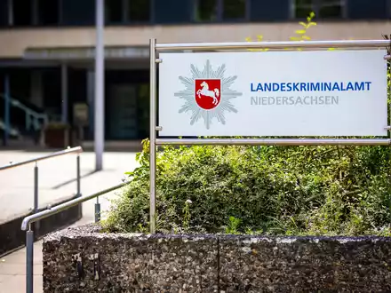 Das LKA Niedersachsen ist seit 2015 mit Zielfahndern auf der Suche nach den Ex-RAF-Terroristen. - Foto: Moritz Frankenberg/dpa