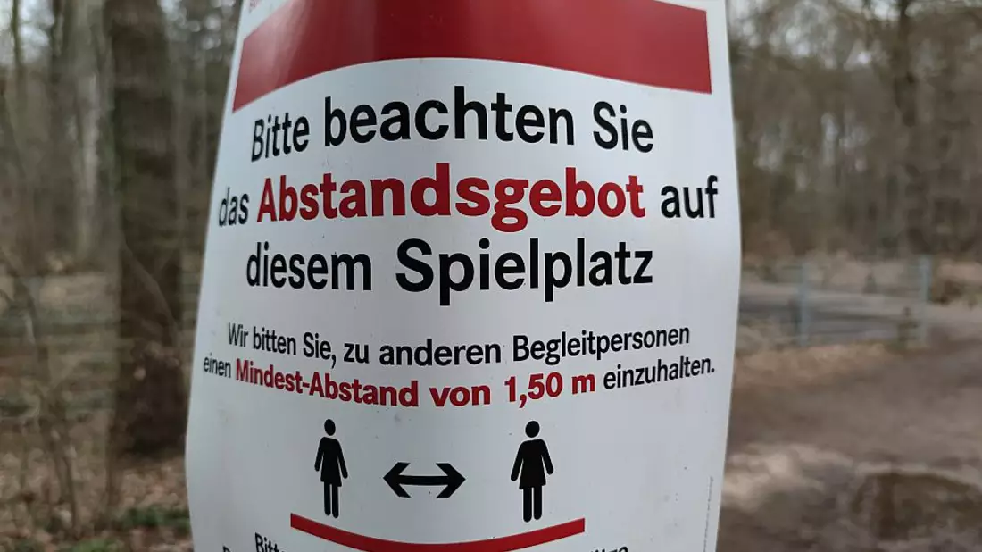 Hinweis auf Abstandsgebot auf Spielplatz (Archiv) - Bild: über dts Nachrichtenagentur