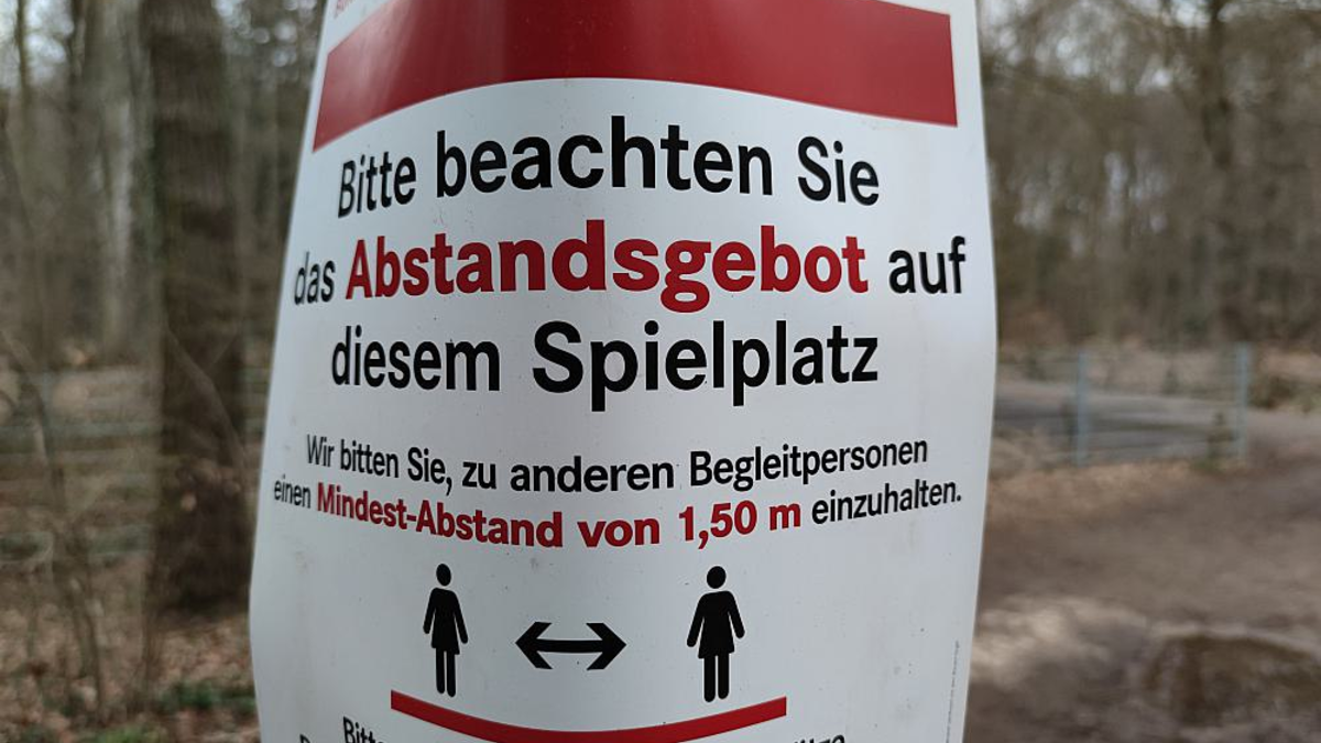 Hinweis auf Abstandsgebot auf Spielplatz während der Corona-Pandemie (Archiv) - Foto: über dts Nachrichtenagentur