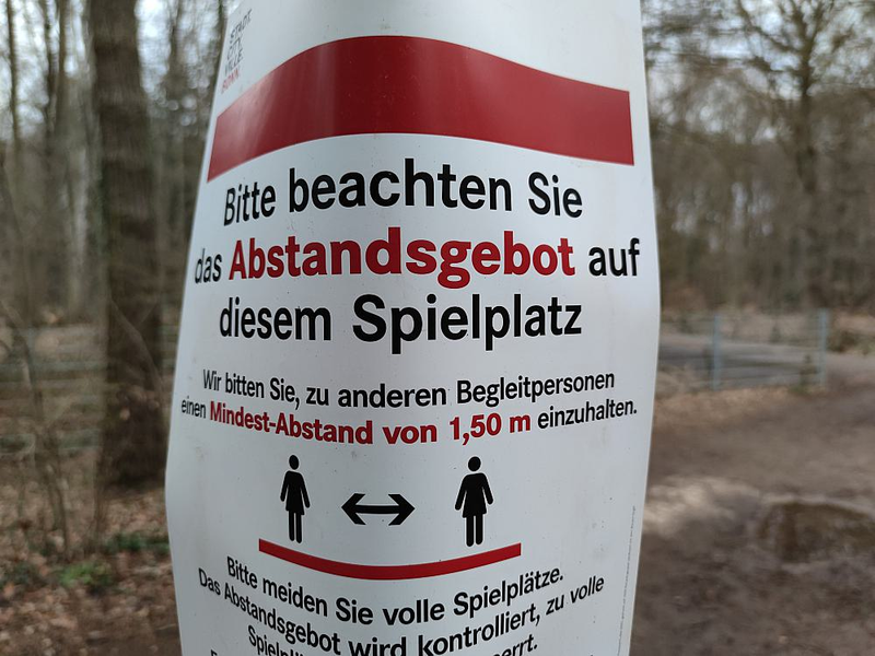Hinweis auf Abstandsgebot auf Spielplatz (Archiv) - Foto: über dts Nachrichtenagentur