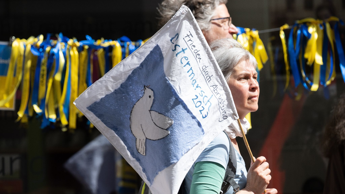 «Es gibt keine Friedenspolitik von Rechts», sagen die Spitzen der Linken im Bundestag. - Foto: Sebastian Gollnow/dpa